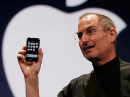 Steve Jobbs alla presentazione del primo iPhone